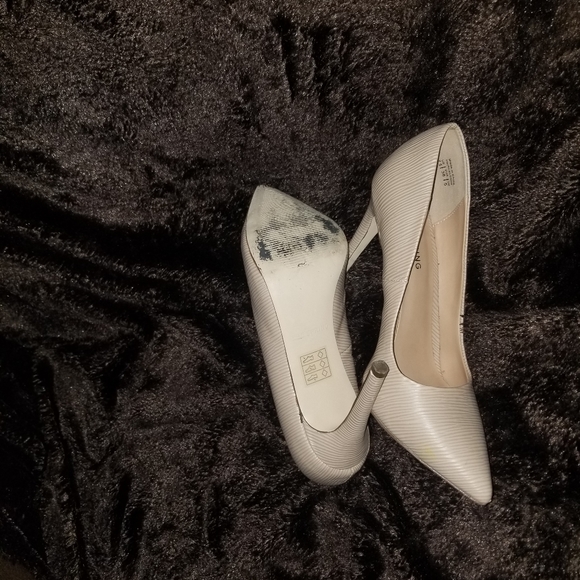 Pumps - Picture 3 of 6